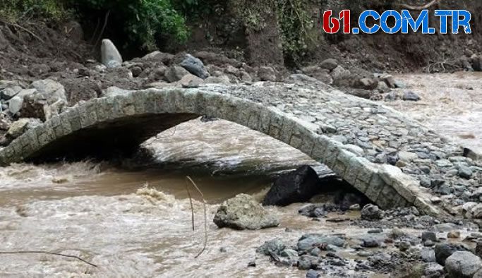 Araklı'daki selde asırlık köprü yıkılmadı!