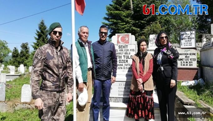 Trabzon İl Emniyet Müdürü Şehit Fatih Tolga Özer’in Kabrini Ziyaret Etti