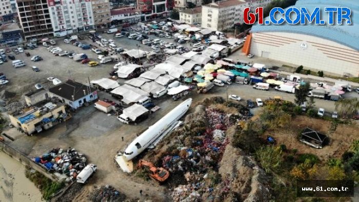 Trabzon'da Pistten çıkan uçak pazar yerinde çürümeye terk edildi!
