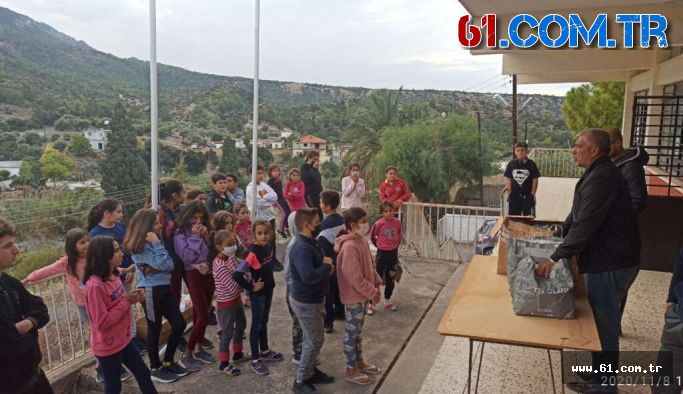 Çaykaralı Başkan Kıbrıs’ta  300 Çocuğa Trabzonspor Forması Verdi