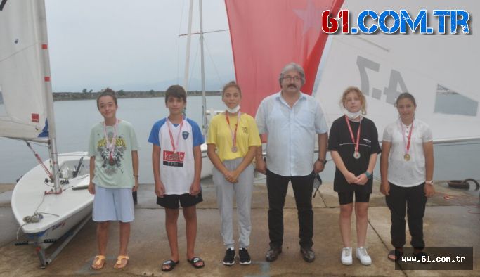 Beşikdüzü’nde 30 Ağustos Zafer Bayramı Büyükşehir Belediye Başkanlığı Yelken Yarışları yapıldı