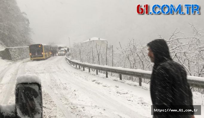 Trabzon'da araçlar yolda mahsur kaldı
