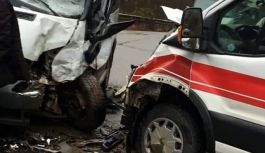 Araklı'da hasta taşıyan minibüs ile ambulans çarpıştı!