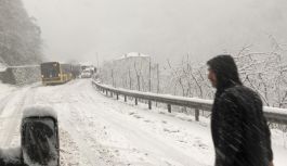 Trabzon'da araçlar yolda mahsur kaldı