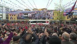 Ekrem İmamoğlu'ndan Trabzon'da miting gibi bayramlaşma. Videolu Haber